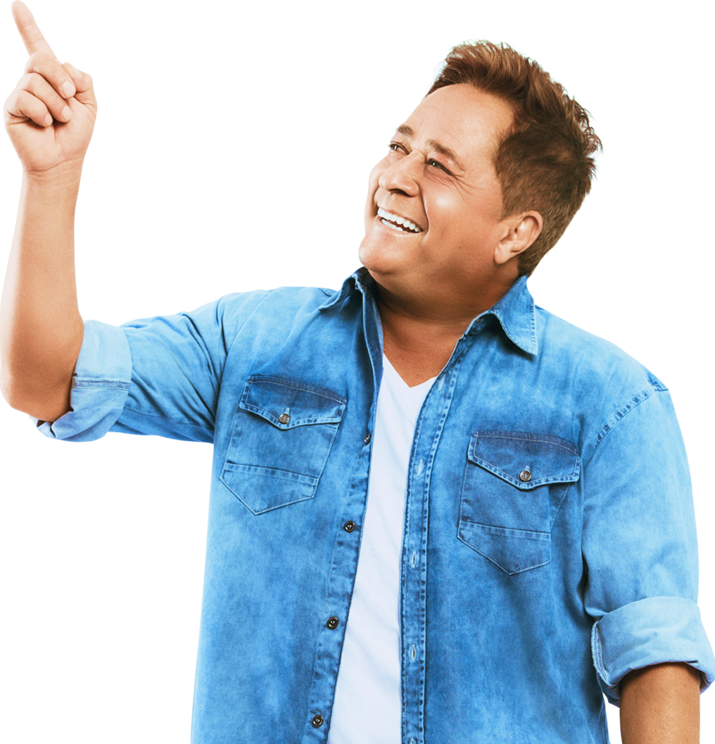 Imagem do cantor Leonardo apontando para as vantagens de indicar a FIT para amigos e empresas que você frequenta e zerar o valor da sua conta de energia.